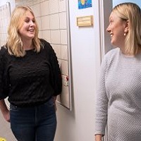 Foto av tv&aring; kvinnor.