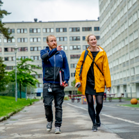 Foto av tv&aring; personer utomhus. En man och en kvinna.